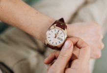 Designerure har prisgaranti på deres store udvalg af ure med gratis levering Person har et designer ur på sit håndled