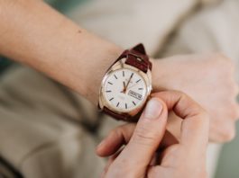 Designerure har prisgaranti på deres store udvalg af ure med gratis levering Person har et designer ur på sit håndled