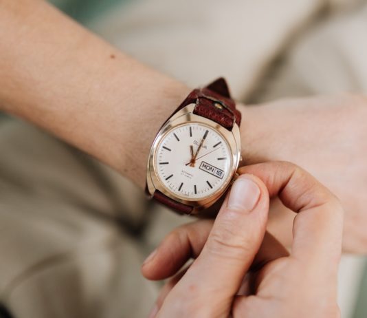 Designerure har prisgaranti på deres store udvalg af ure med gratis levering Person har et designer ur på sit håndled