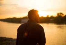 Billig-hårtransplantation tilbyder hårtransplantationer til halvdelen af prisen i Danmark Mand står og kigger ud mod solnedgang over sø