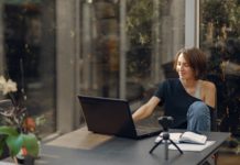 Vil du være sikker på, at din bolig holder i mange år fremover? Så få en vedligeholdelsesplan med SCHØDT Dame sidder med sin bærbar i udestue