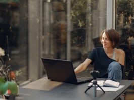 Vil du være sikker på, at din bolig holder i mange år fremover? Så få en vedligeholdelsesplan med SCHØDT Dame sidder med sin bærbar i udestue