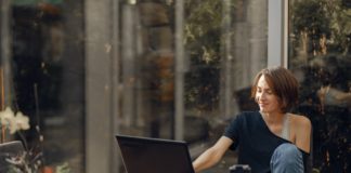 Vil du være sikker på, at din bolig holder i mange år fremover? Så få en vedligeholdelsesplan med SCHØDT Dame sidder med sin bærbar i udestue