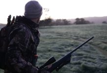 Jagtland har et stort udvalg af jagtudstyr og har eksisteret siden 2010 Mand er på jagt udenfor