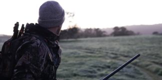 Jagtland har et stort udvalg af jagtudstyr og har eksisteret siden 2010 Mand er på jagt udenfor