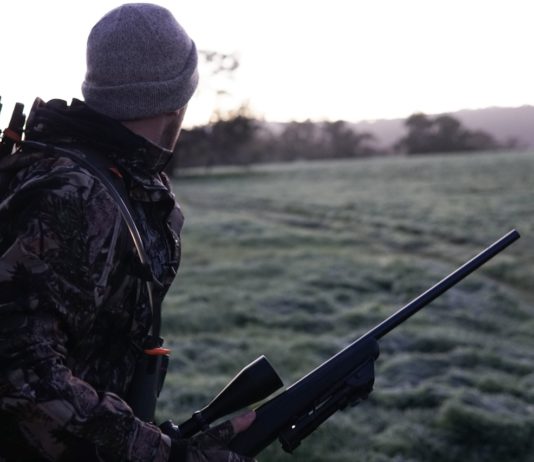 Jagtland har et stort udvalg af jagtudstyr og har eksisteret siden 2010 Mand er på jagt udenfor